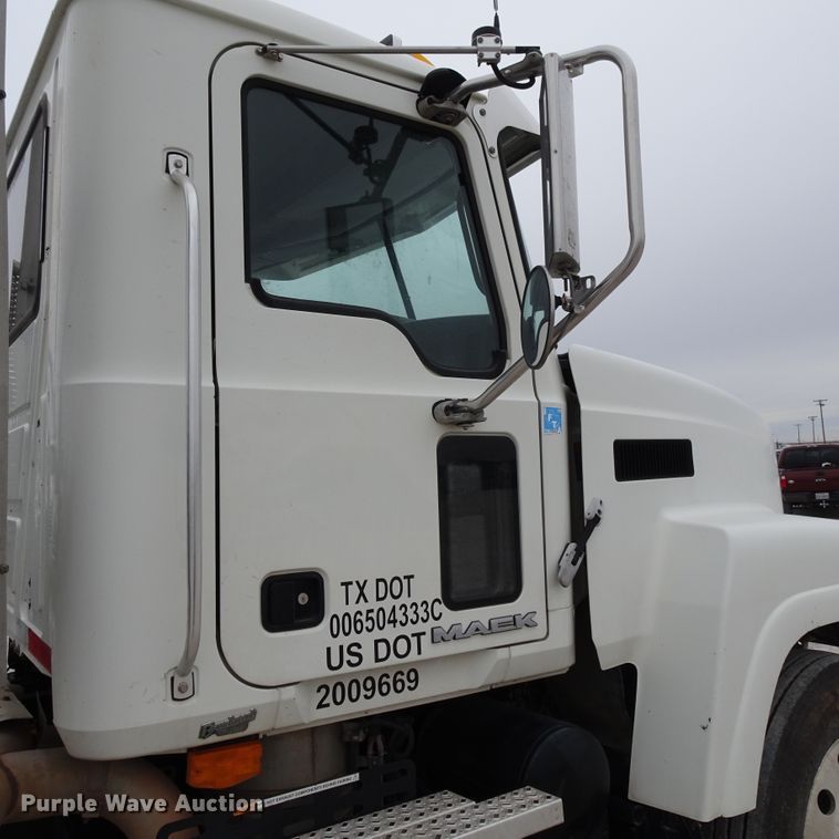 image for item GC9134 2008 Mack CH613 semi truck