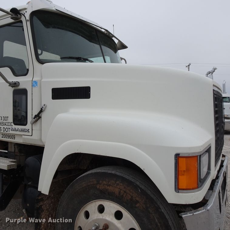 image for item GC9134 2008 Mack CH613 semi truck