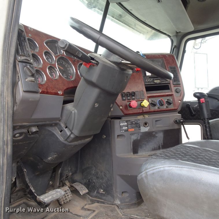 image for item GC9134 2008 Mack CH613 semi truck