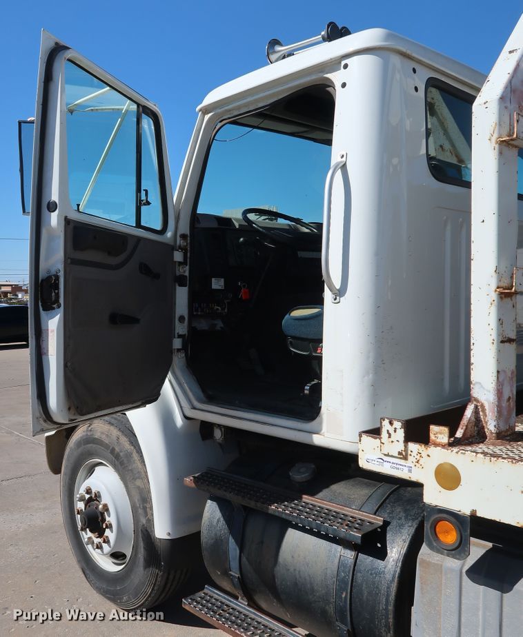 image for item GD9812 1999 International 8100 scale truck