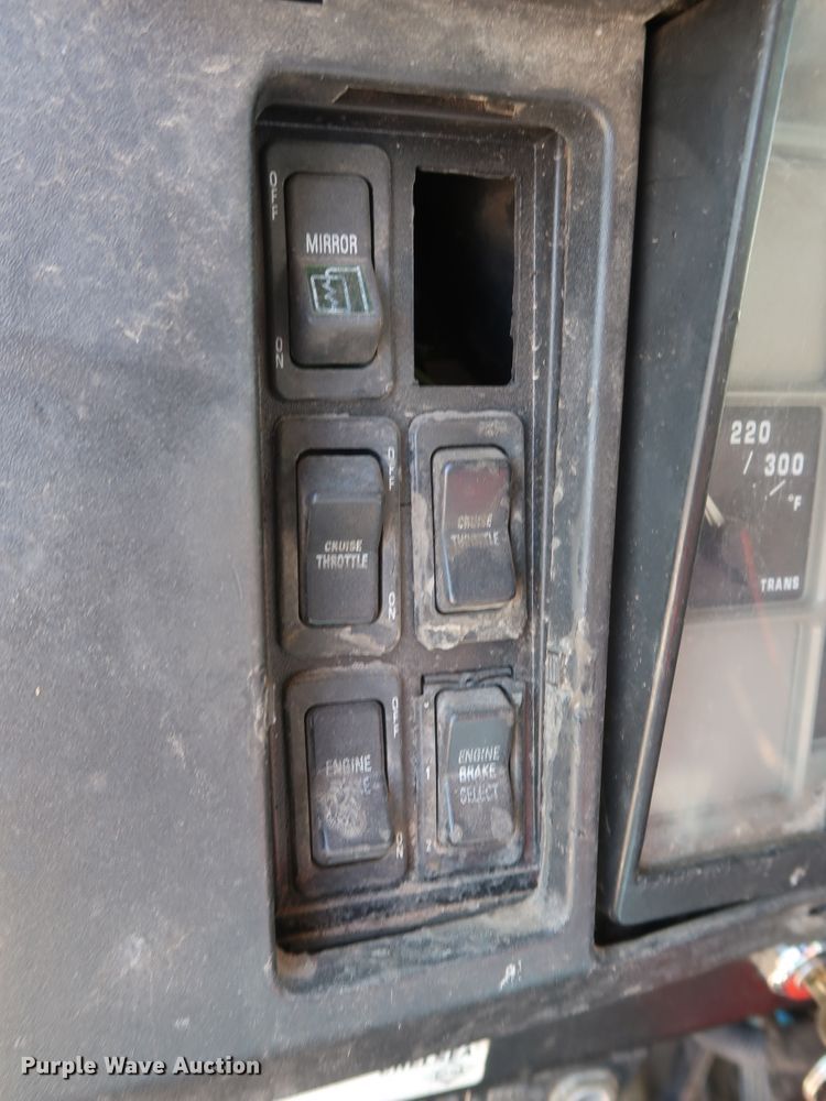 image for item GD9812 1999 International 8100 scale truck