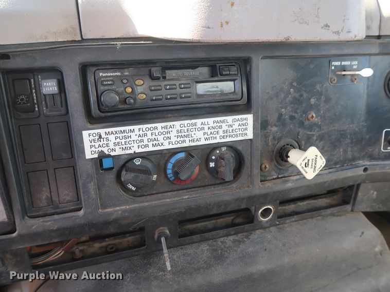 image for item GD9812 1999 International 8100 scale truck