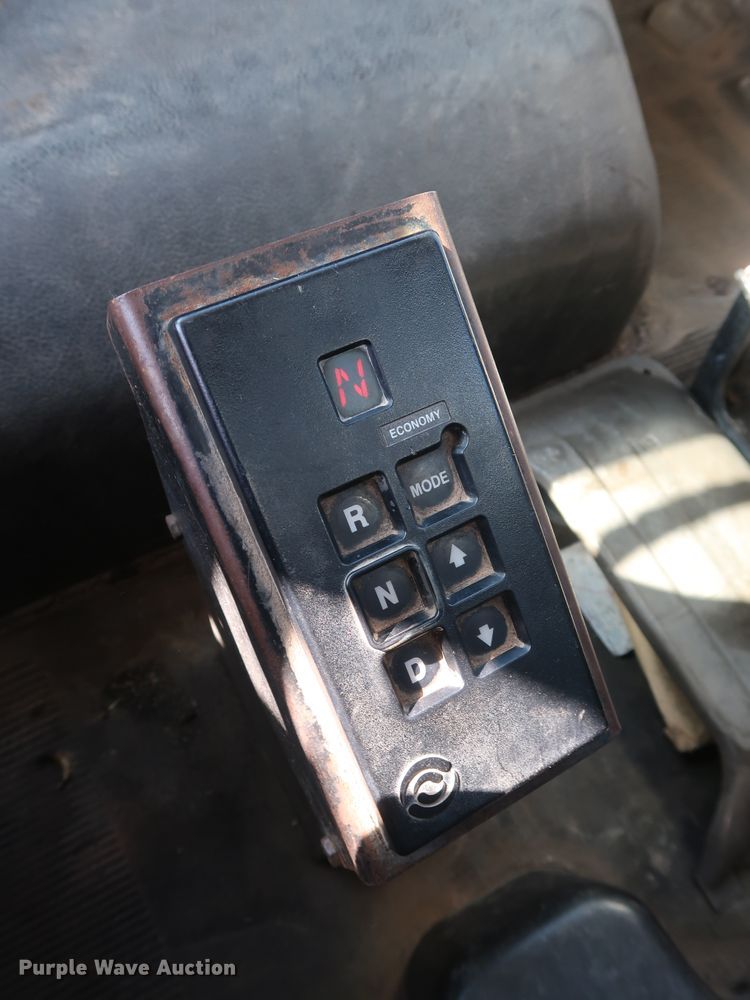 image for item GD9812 1999 International 8100 scale truck