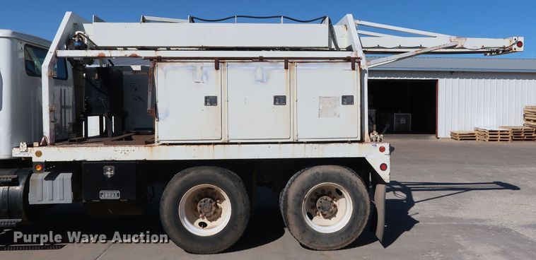 image for item GD9812 1999 International 8100 scale truck