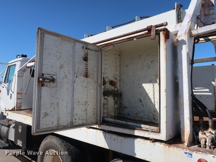 image for item GD9812 1999 International 8100 scale truck