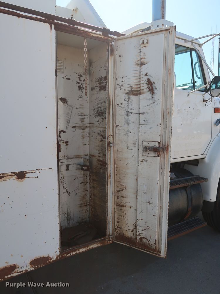 image for item GD9812 1999 International 8100 scale truck