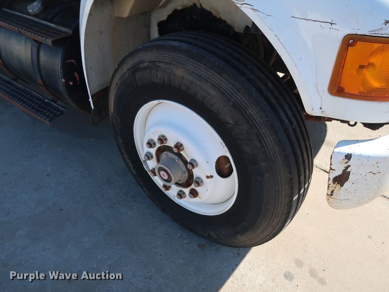 image for item GD9812 1999 International 8100 scale truck