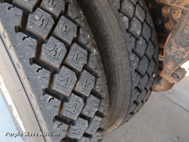 image for item GD9812 1999 International 8100 scale truck