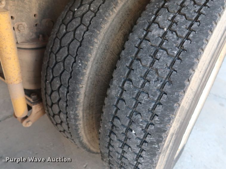 image for item GD9812 1999 International 8100 scale truck