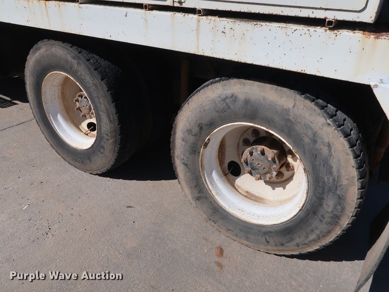 image for item GD9812 1999 International 8100 scale truck