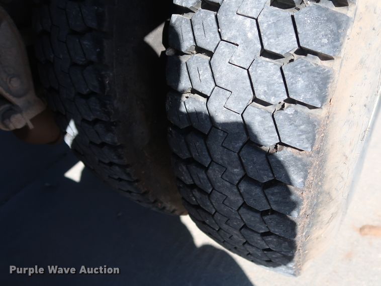 image for item GD9812 1999 International 8100 scale truck