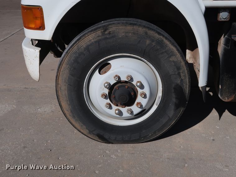 image for item GD9812 1999 International 8100 scale truck