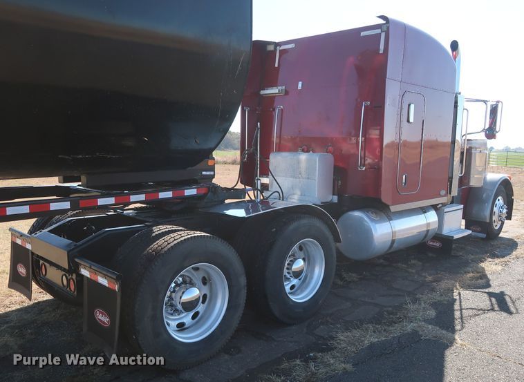 image for item GD9867 2007 Peterbilt 379 semi truck
