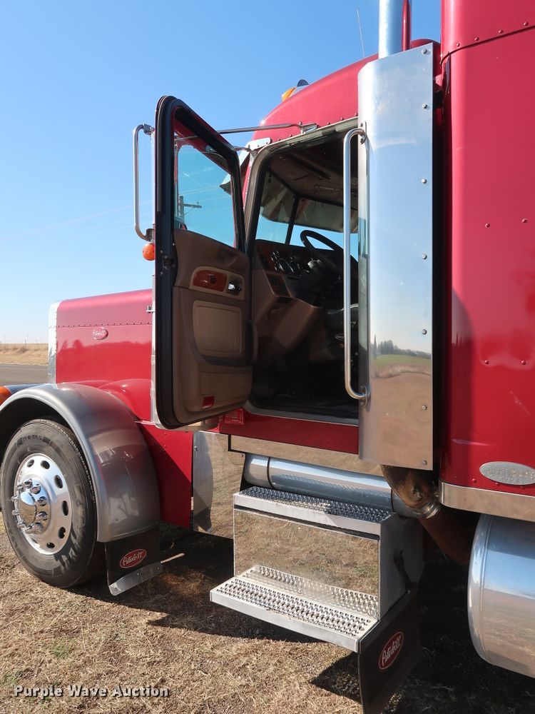 image for item GD9867 2007 Peterbilt 379 semi truck