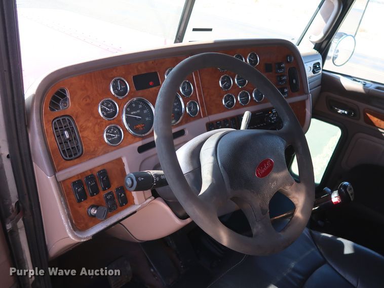 image for item GD9867 2007 Peterbilt 379 semi truck