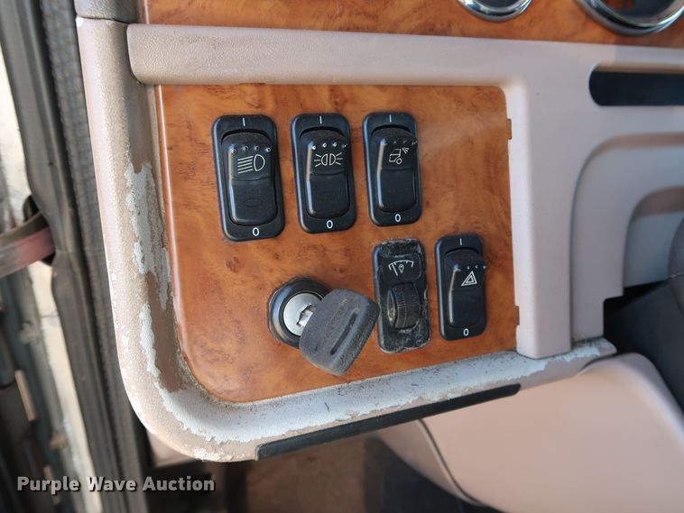 image for item GD9867 2007 Peterbilt 379 semi truck