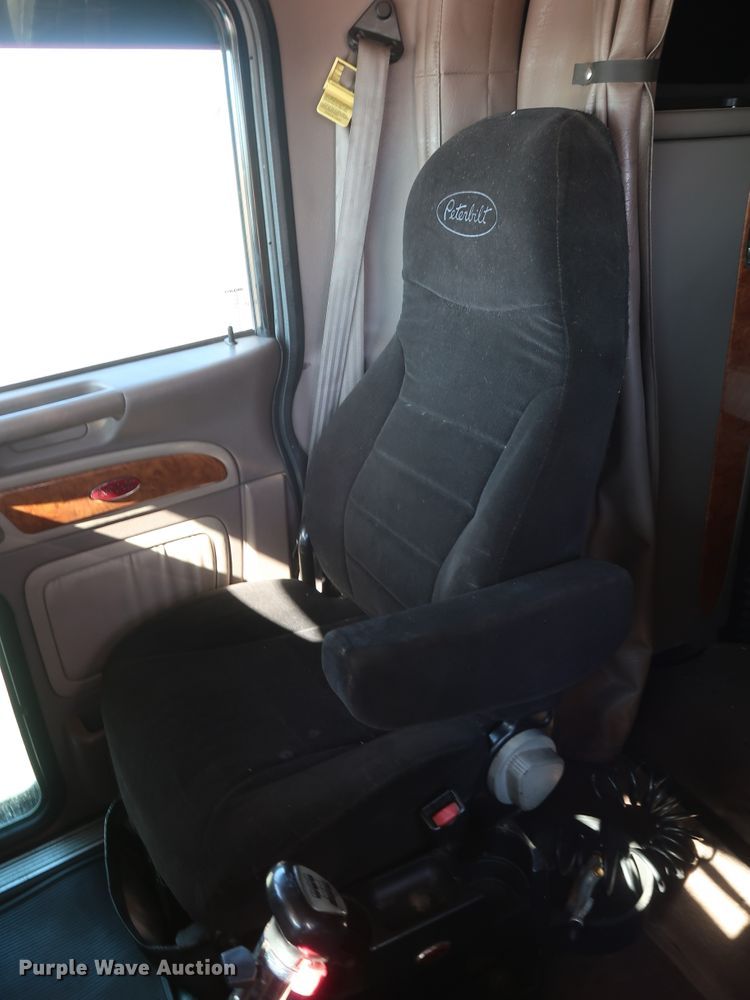 image for item GD9867 2007 Peterbilt 379 semi truck