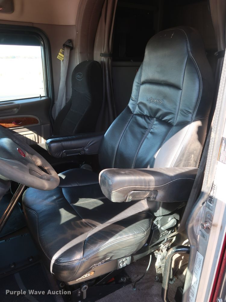 image for item GD9867 2007 Peterbilt 379 semi truck