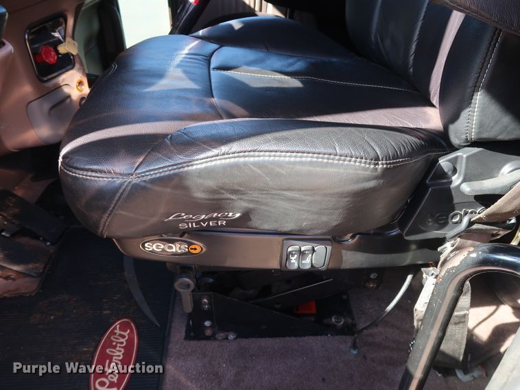 image for item GD9867 2007 Peterbilt 379 semi truck