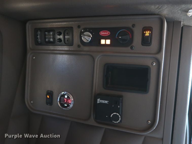 image for item GD9867 2007 Peterbilt 379 semi truck