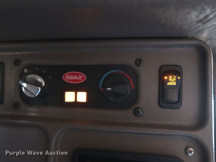 image for item GD9867 2007 Peterbilt 379 semi truck