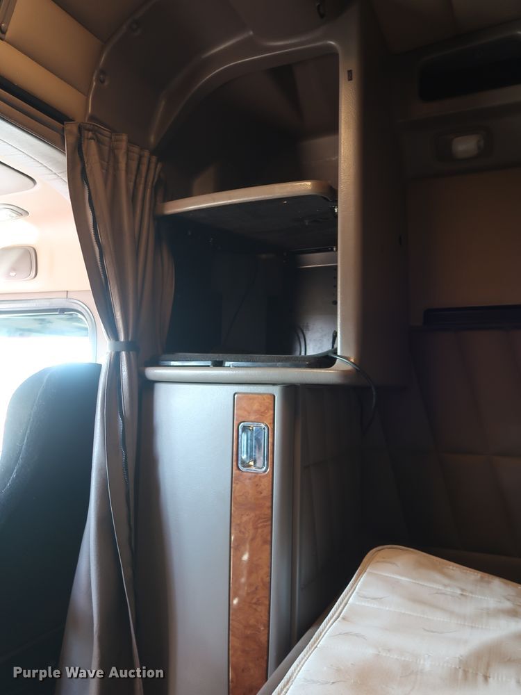 image for item GD9867 2007 Peterbilt 379 semi truck