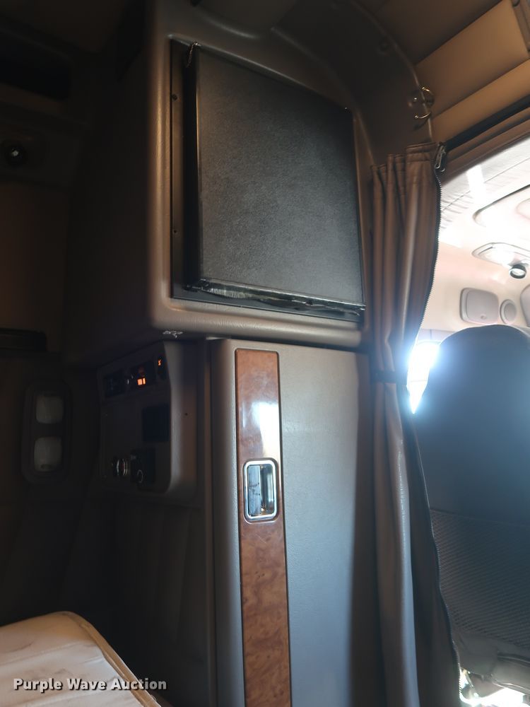 image for item GD9867 2007 Peterbilt 379 semi truck