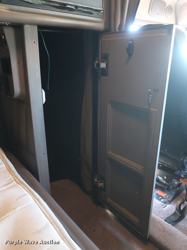 image for item GD9867 2007 Peterbilt 379 semi truck