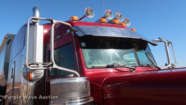 image for item GD9867 2007 Peterbilt 379 semi truck