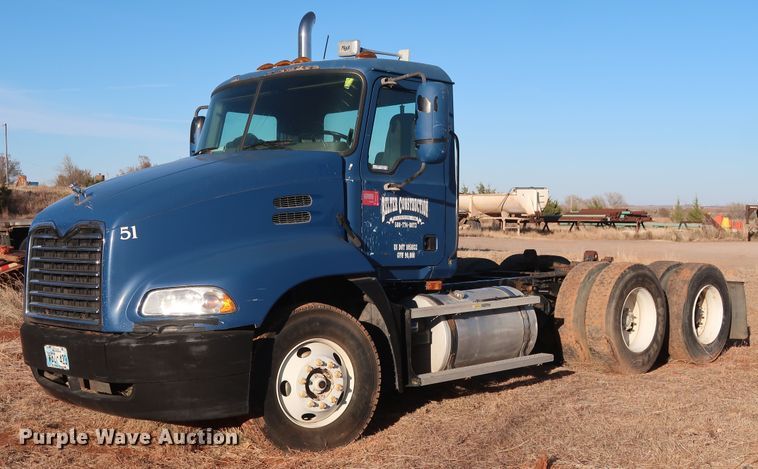 image for item GD9881 2007 Mack CXN613 truck cab and chassis