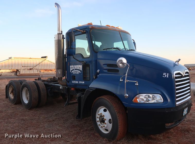 image for item GD9881 2007 Mack CXN613 truck cab and chassis