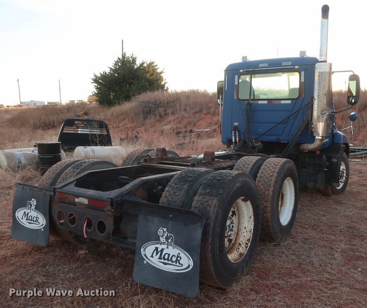 image for item GD9881 2007 Mack CXN613 truck cab and chassis