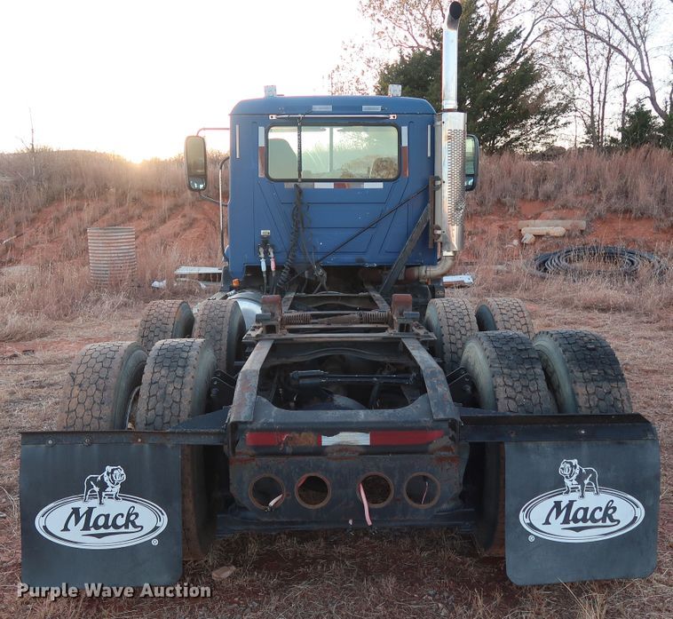 image for item GD9881 2007 Mack CXN613 truck cab and chassis