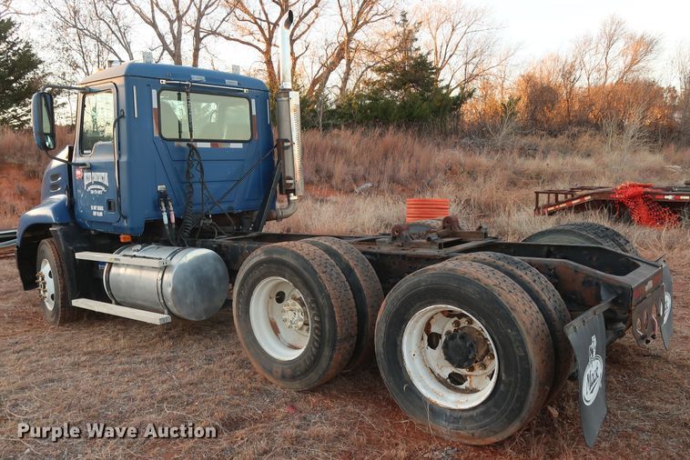 image for item GD9881 2007 Mack CXN613 truck cab and chassis