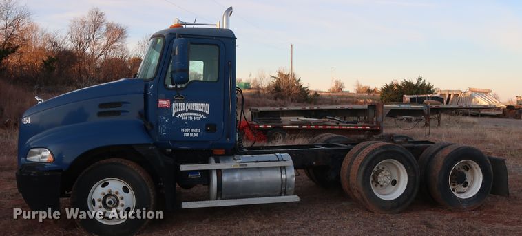 image for item GD9881 2007 Mack CXN613 truck cab and chassis