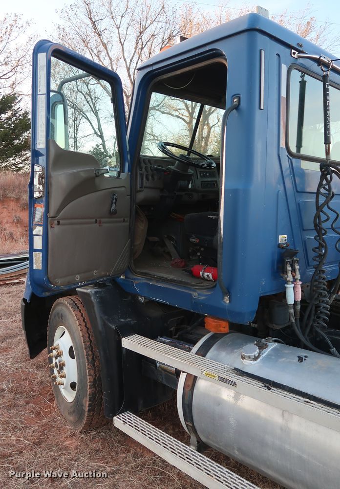 image for item GD9881 2007 Mack CXN613 truck cab and chassis