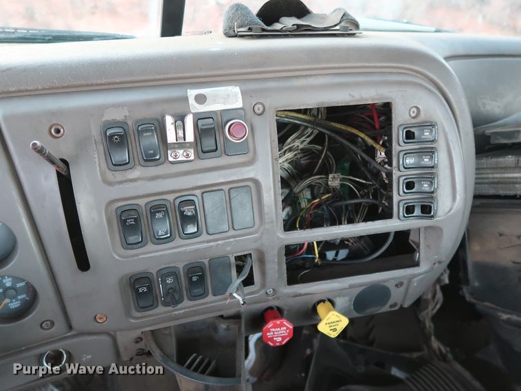 image for item GD9881 2007 Mack CXN613 truck cab and chassis