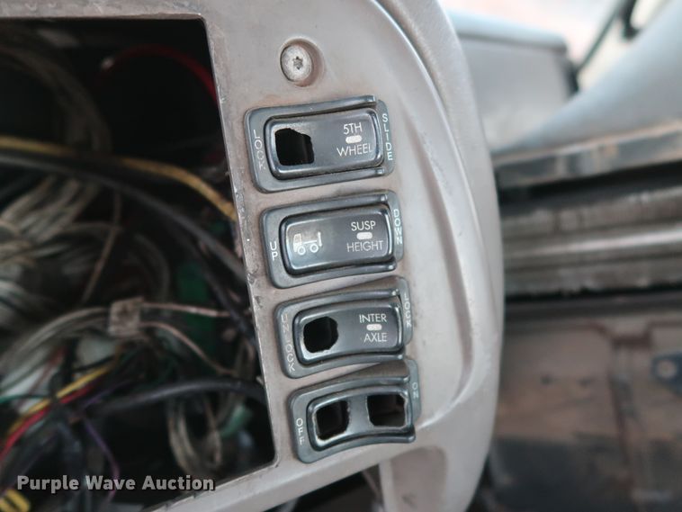 image for item GD9881 2007 Mack CXN613 truck cab and chassis