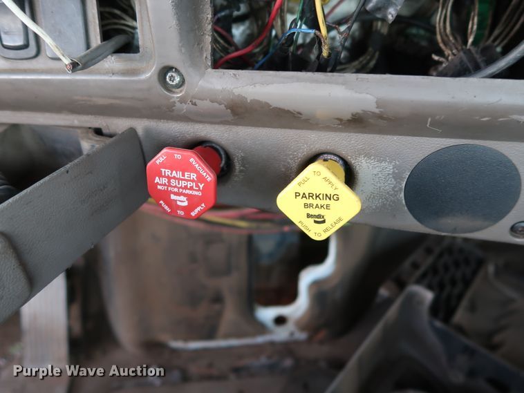 image for item GD9881 2007 Mack CXN613 truck cab and chassis