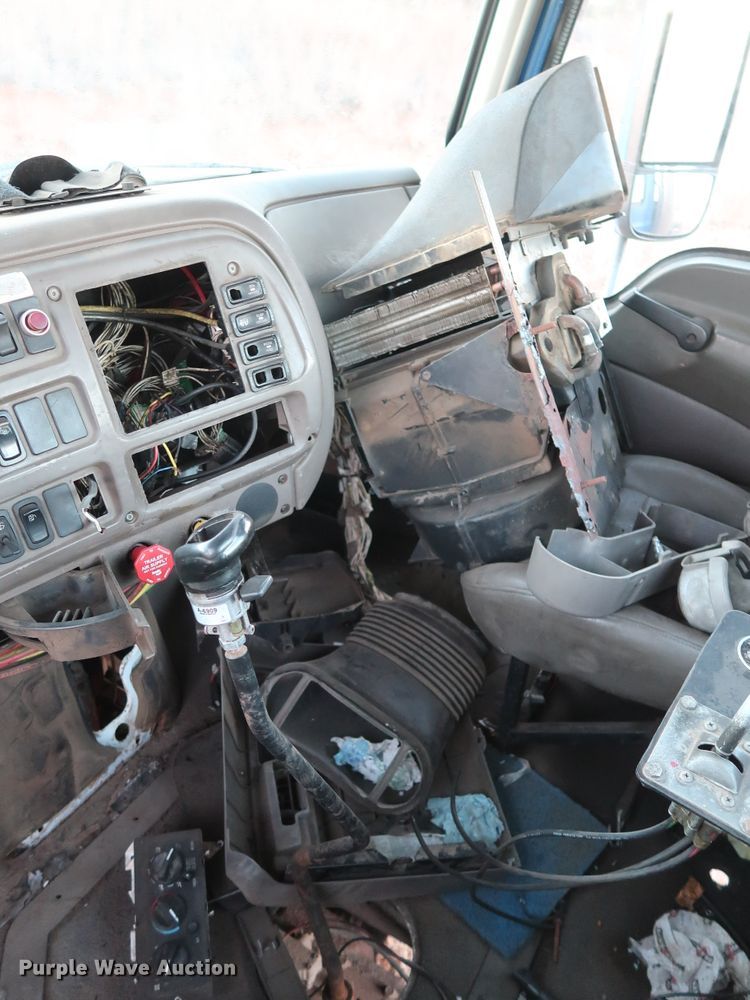 image for item GD9881 2007 Mack CXN613 truck cab and chassis