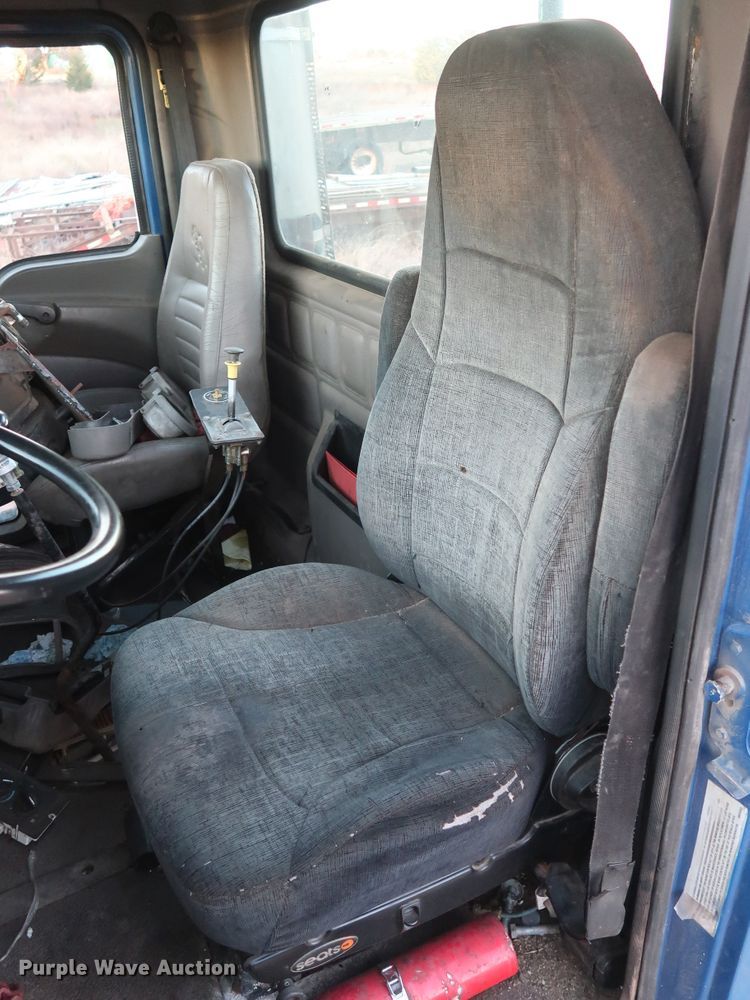 image for item GD9881 2007 Mack CXN613 truck cab and chassis