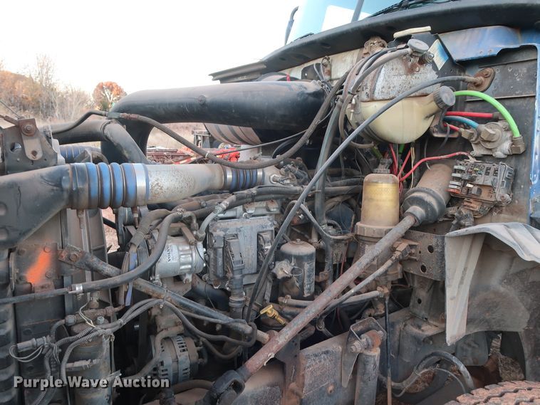 image for item GD9881 2007 Mack CXN613 truck cab and chassis