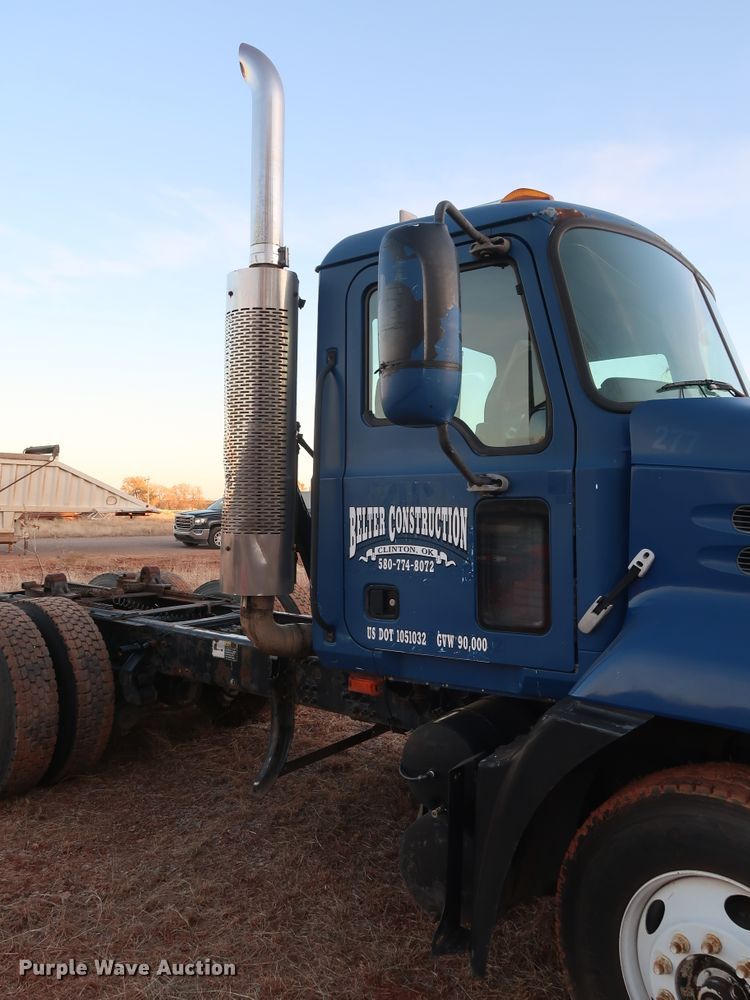 image for item GD9881 2007 Mack CXN613 truck cab and chassis