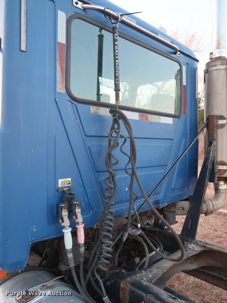 image for item GD9881 2007 Mack CXN613 truck cab and chassis