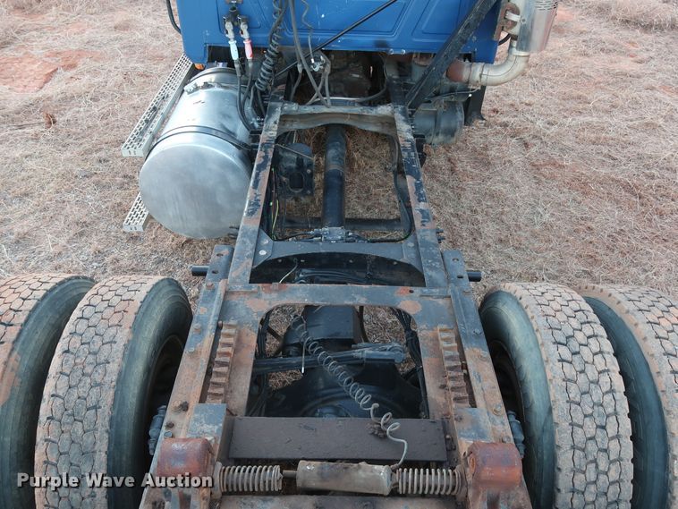 image for item GD9881 2007 Mack CXN613 truck cab and chassis