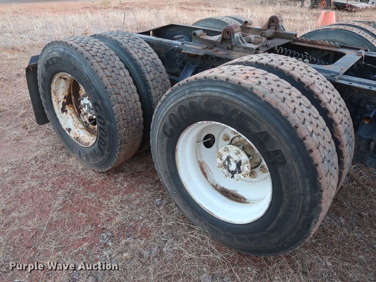 image for item GD9881 2007 Mack CXN613 truck cab and chassis