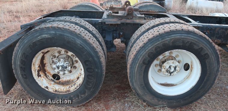 image for item GD9881 2007 Mack CXN613 truck cab and chassis