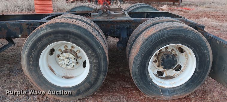 image for item GD9881 2007 Mack CXN613 truck cab and chassis