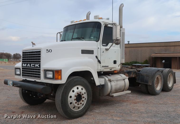 image for item GD9907 2005 Mack CHN613 semi truck