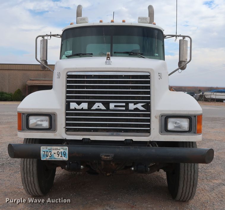 image for item GD9907 2005 Mack CHN613 semi truck